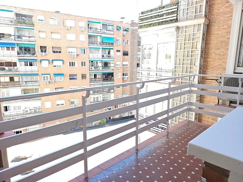 Alquiler de vivienda en la calle Enrique Larreta, Madrid